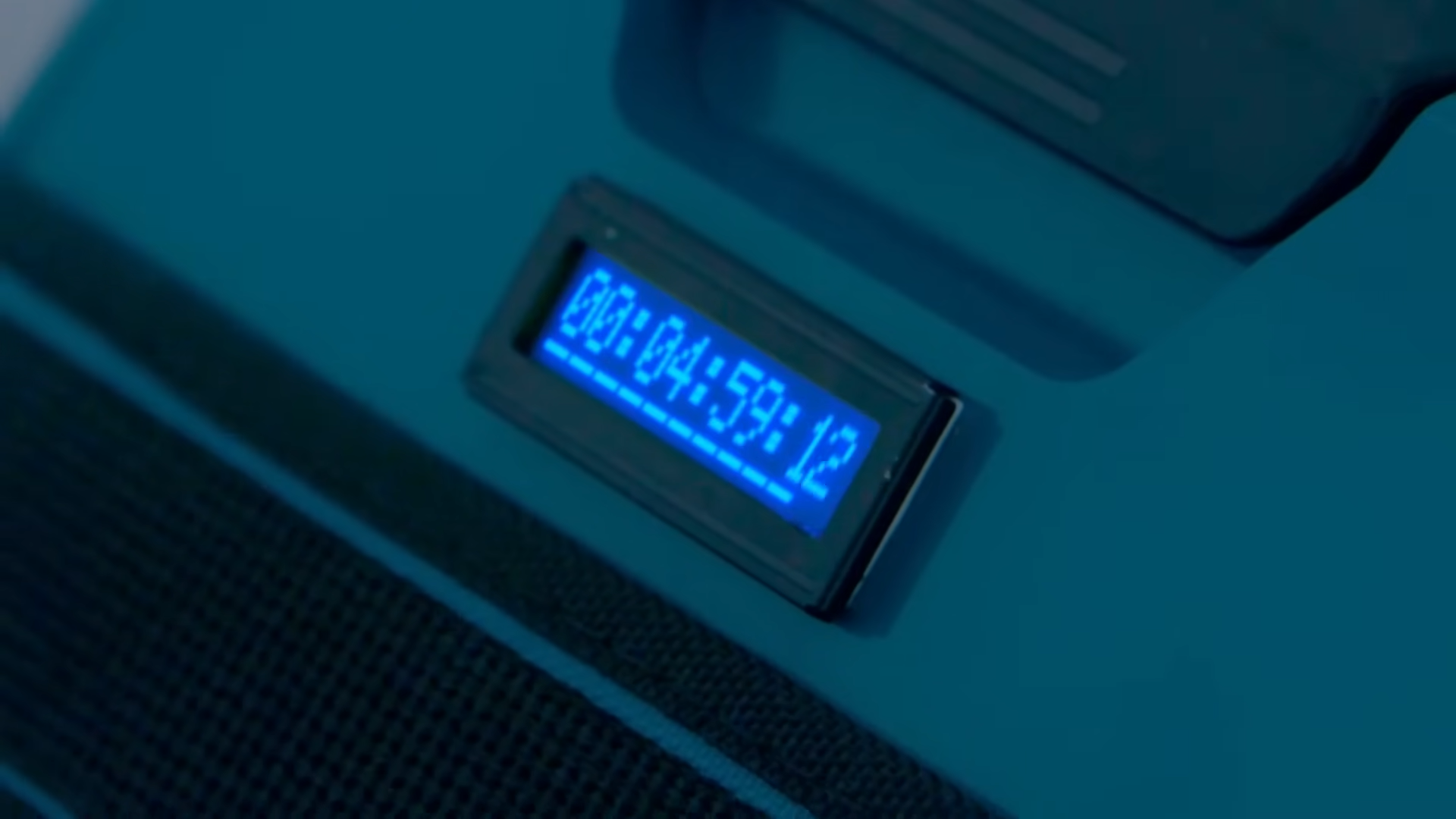 The backpack's screen showing a timer displaying 4 minutes and 59 seconds.